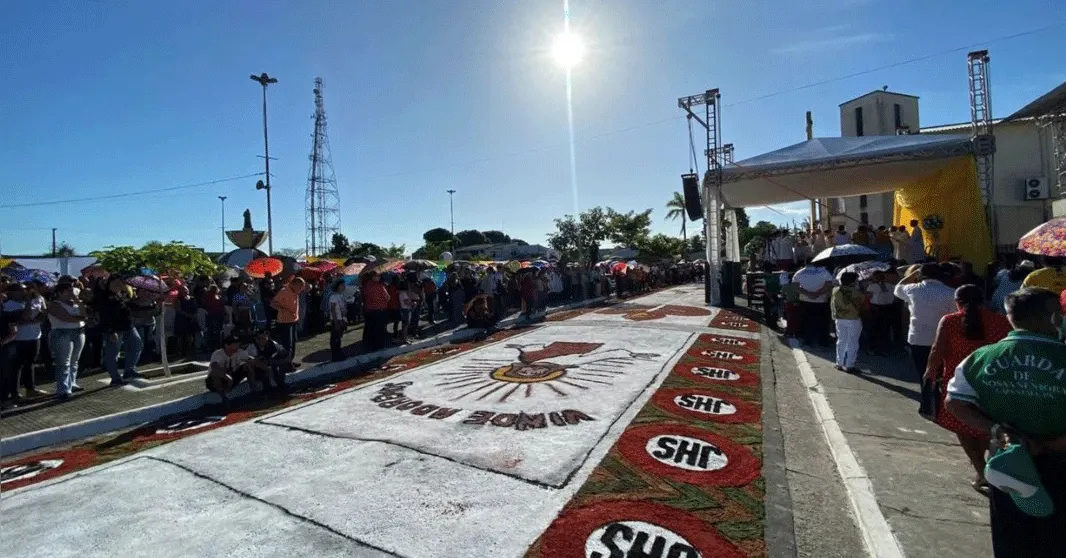 O dia de Corpus Christi é tradicionalmente celebrado com cerimônias da fé católica e a confecção dos emblemáticos tapetes coloridos que enfeitam as ruas.