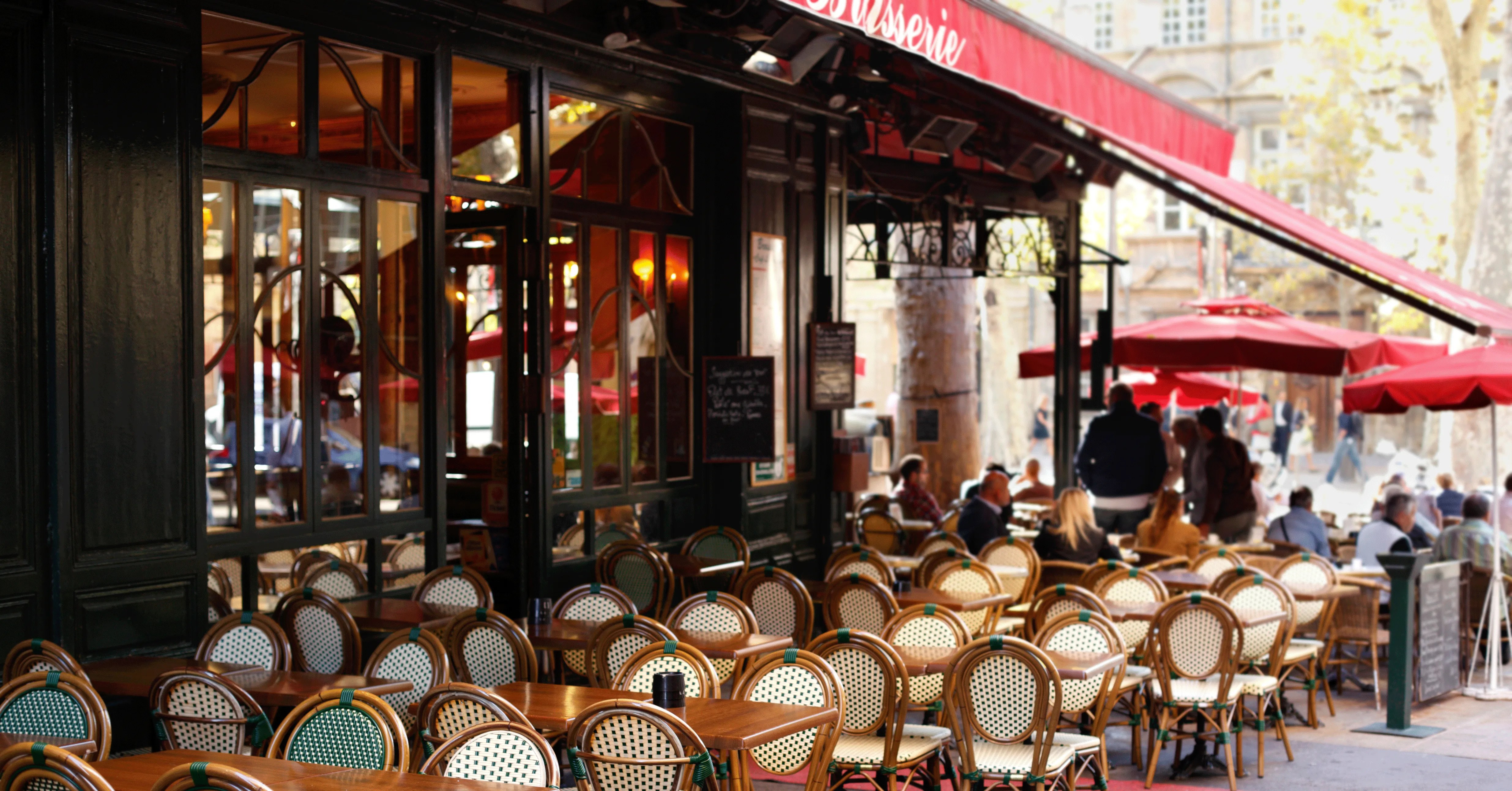 A nova lei antitabagismo da França preserva a tradição dos cafés parisienses, mas veta o fumo em espaços ao ar livre frequentados por crianças.