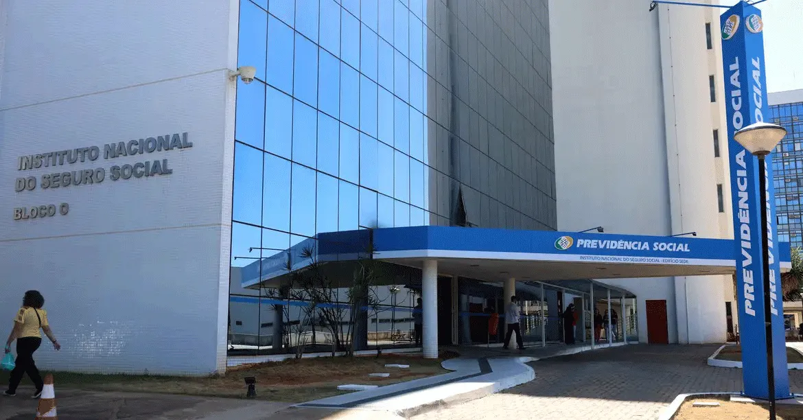 Investigação revela milhares de descontos indevidos em benefícios do INSS por seguradoras, financeiras e clubes de benefícios.