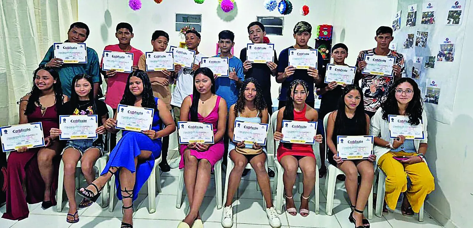 Os estudantes enviaram uma mensagem com foto ao senador Jader Barbalho (abaixo) para informar a conclusão no curso de informática básica
