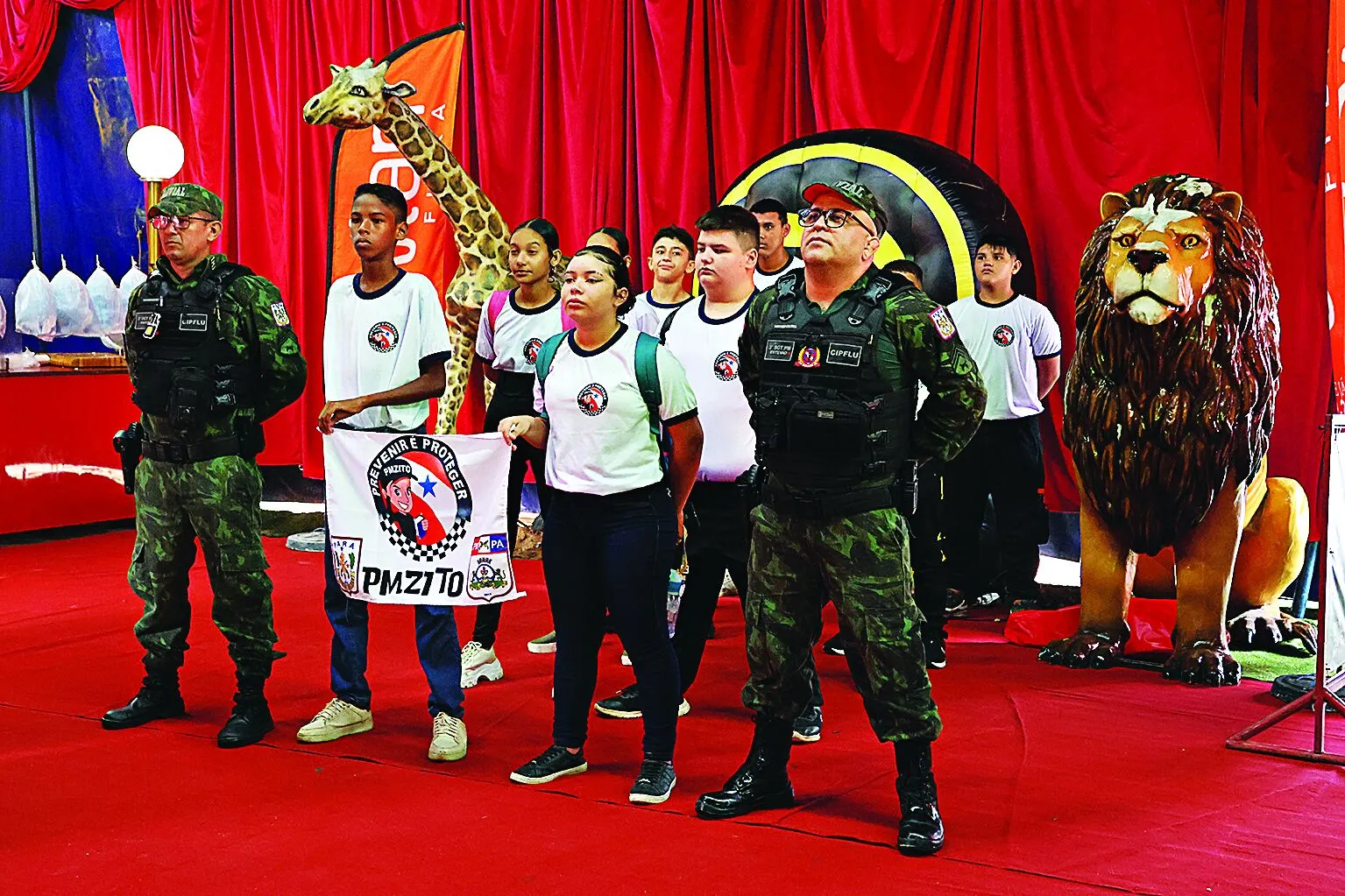 As crianças se divertiram no dia do Circo junto com a polícia, como José Arthur Rodrigues