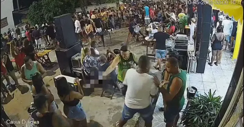 Câmeras de segurança flagraram o momento exato do crime, cometido diante de vários frequentadores que acompanhavam o pagode.