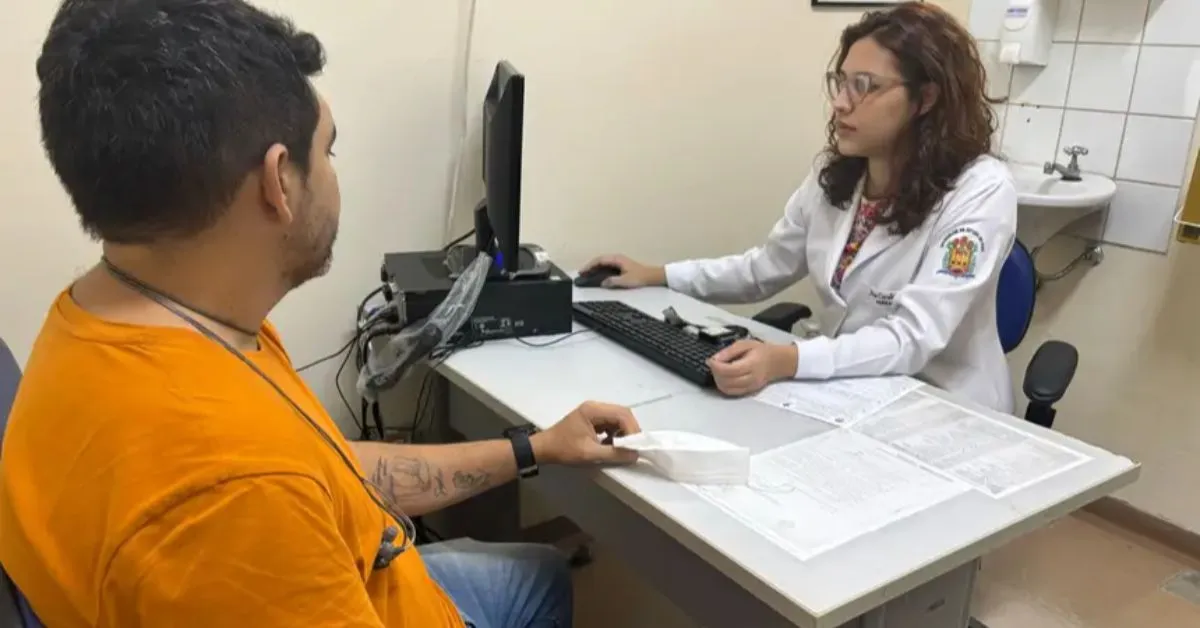 mÉDICO alerta para fatores de risco e sintomas iniciais do Parkinson.