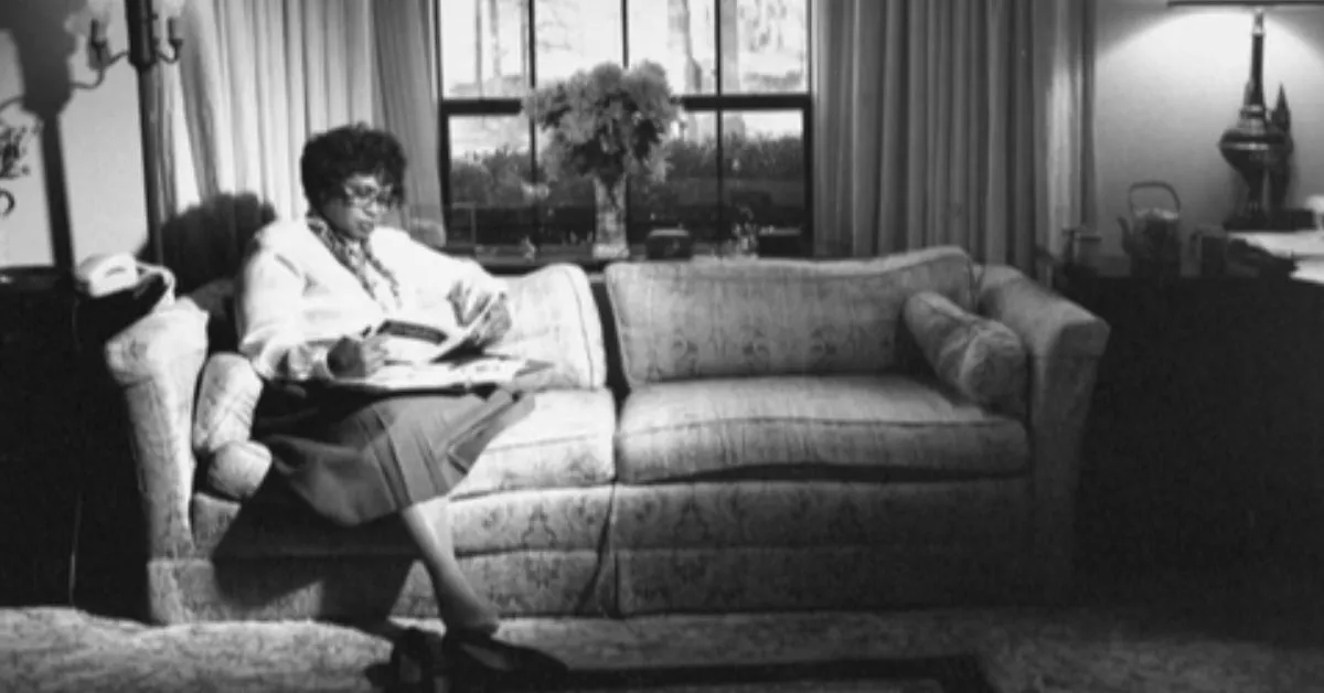 "Mês da masturbação" é homenagem para médica Joycelyn Elders e busca promover a saúde e educação sexual.