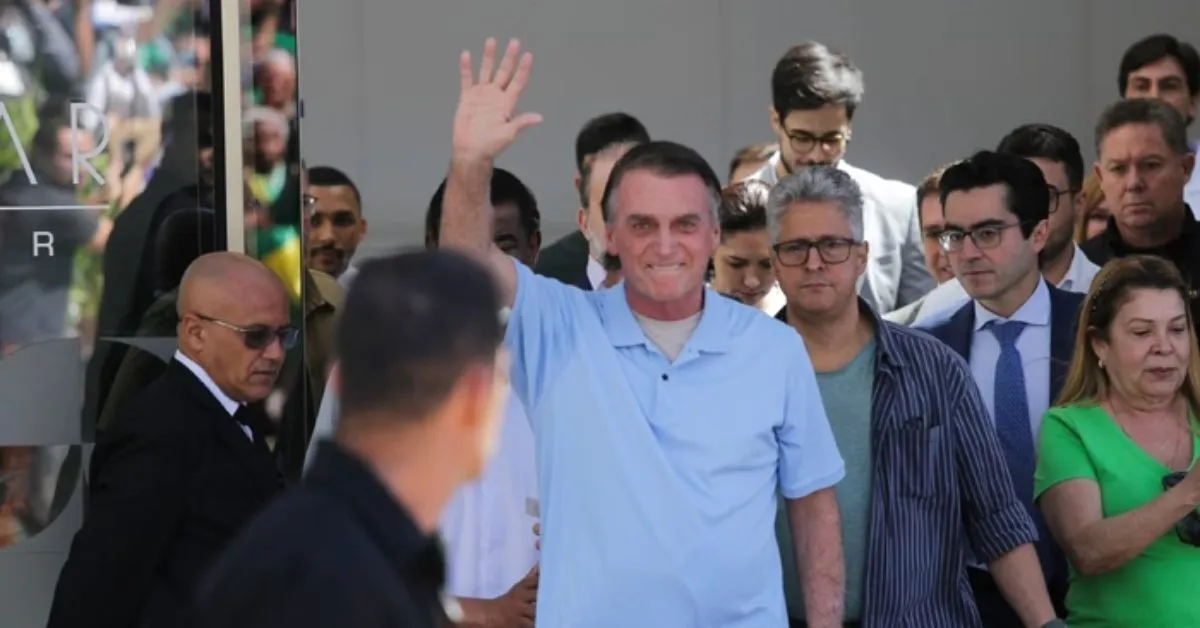 Bolsonaro deixa hospital neste domingo (03).