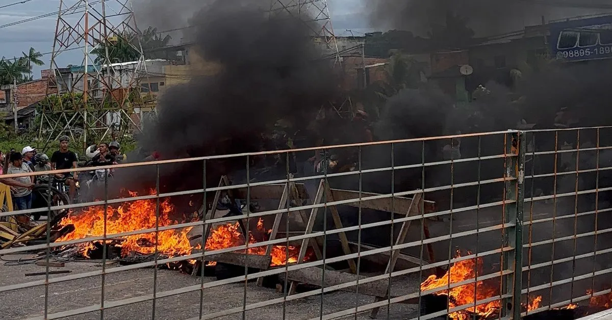 Populares fazem protesto contra falta de energia na Júlio César.