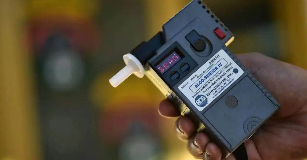 Dirigir após consumir bebidas alcoólicas é uma atividade que coloca em risco não só a vida do motorista, mas de todas as pessoas na via.