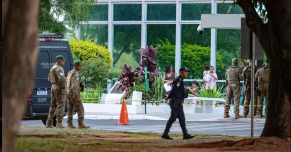 Por volta das 16h, uma equipe da PM do Distrito Federal conversou com o suspeito que chegou a segurar uma menina no colo enquanto falava com os PM's.