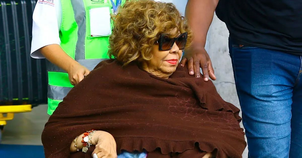 Alcione preocupa fãs ao aparecer de cadeira de rodas após receber homenagem.