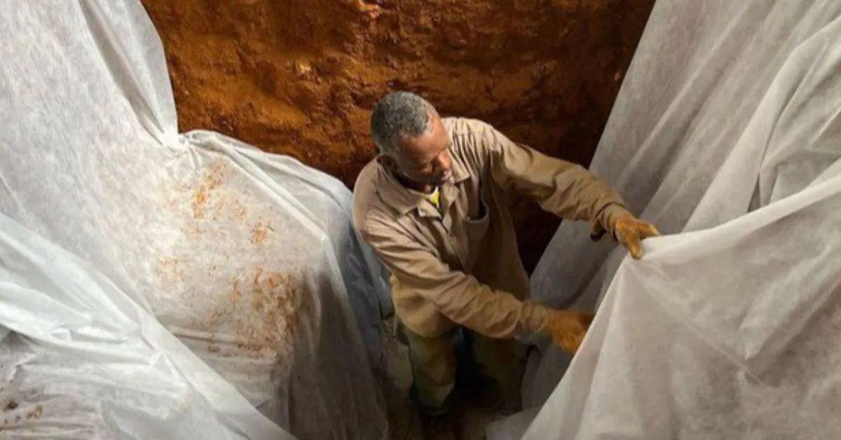 Arqueólogos resgatam ossadas em cemitério descoberto em Salvador.