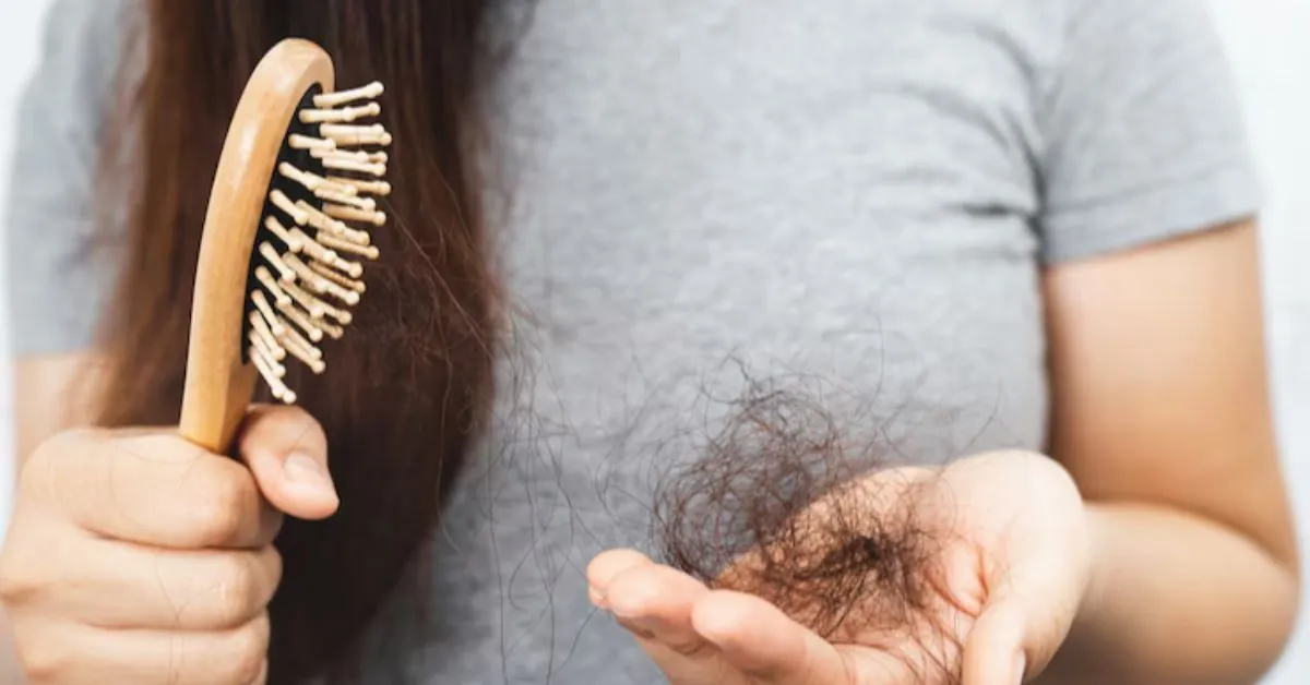 A falta de vitamina C é outro fator que interfere na queda de cabelo.
