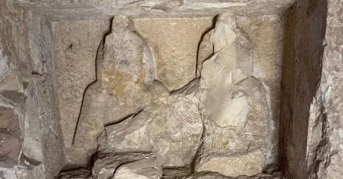 Nicho esculpido em pedra na tumba.