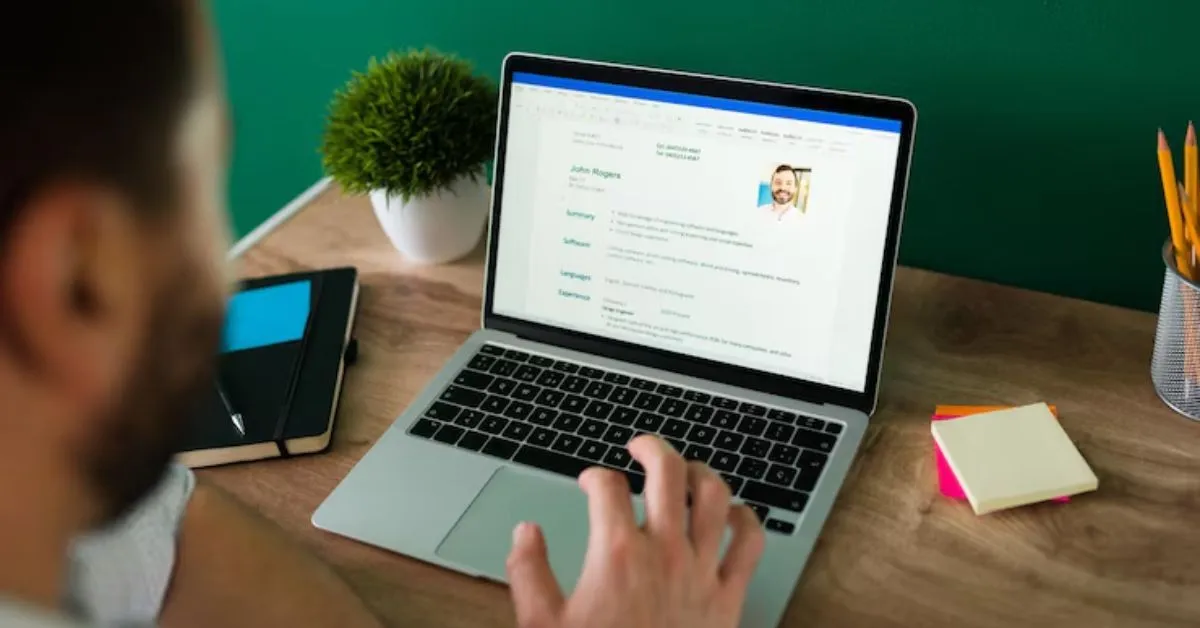 A internet se tornou-se uma grande aliada para quem busca bagas de emprego.