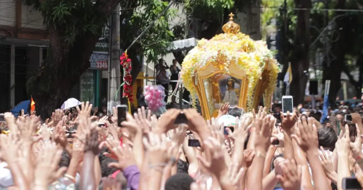 A novidade este ano é que pela primeria vez o cartaz será apresentado em um painel de LED montado no altar central da Praça Santuário.