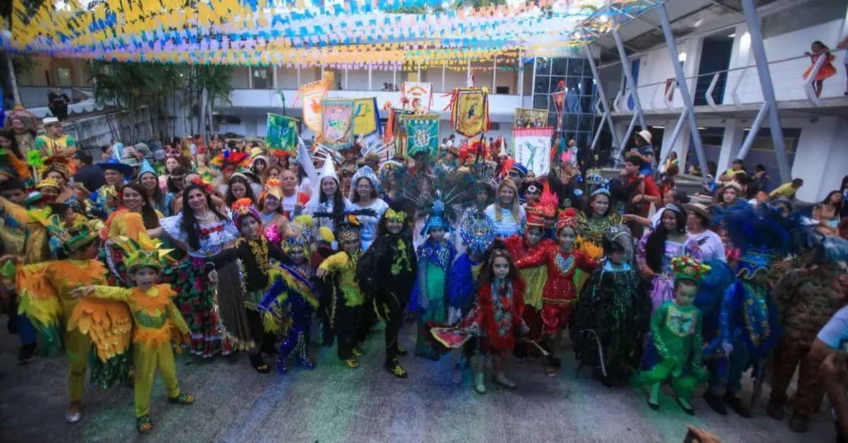A Revoada é o encontro de grupos de cordões de pássaros juninos. Uma tradição que reúne pessoas de diferentes idades em uma mistura de dança e teatro popular. O objetivo é retratar as encantarias e as identidades tradicionais, periféricas e amazônicas.