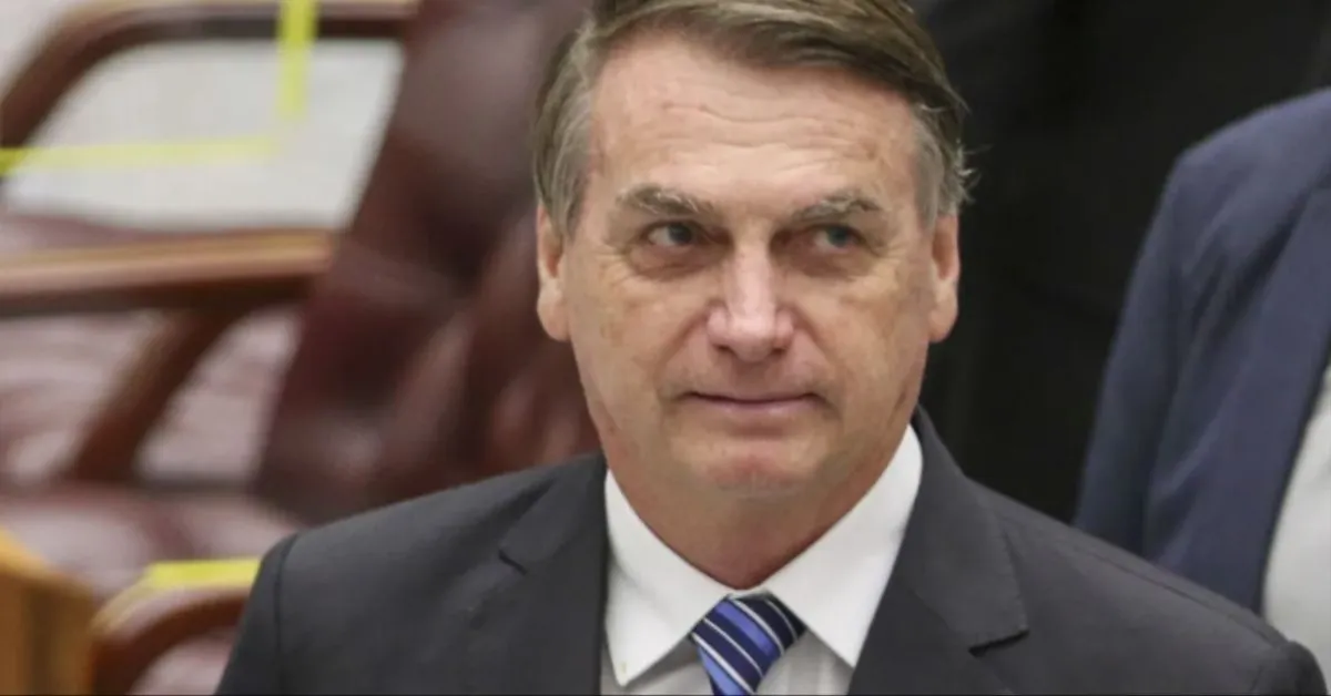 Bolsonaro disse que tomou a atitude por querer o bem-estar do filho e que, "graças a Deus", teve como depositar dinheiro em sua conta —no dia 13 de maio, segundo ele.
