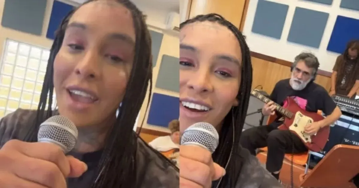 Linn anunciou a novidade pelos stories do Instagram ao lado de músicos da sua banda.
