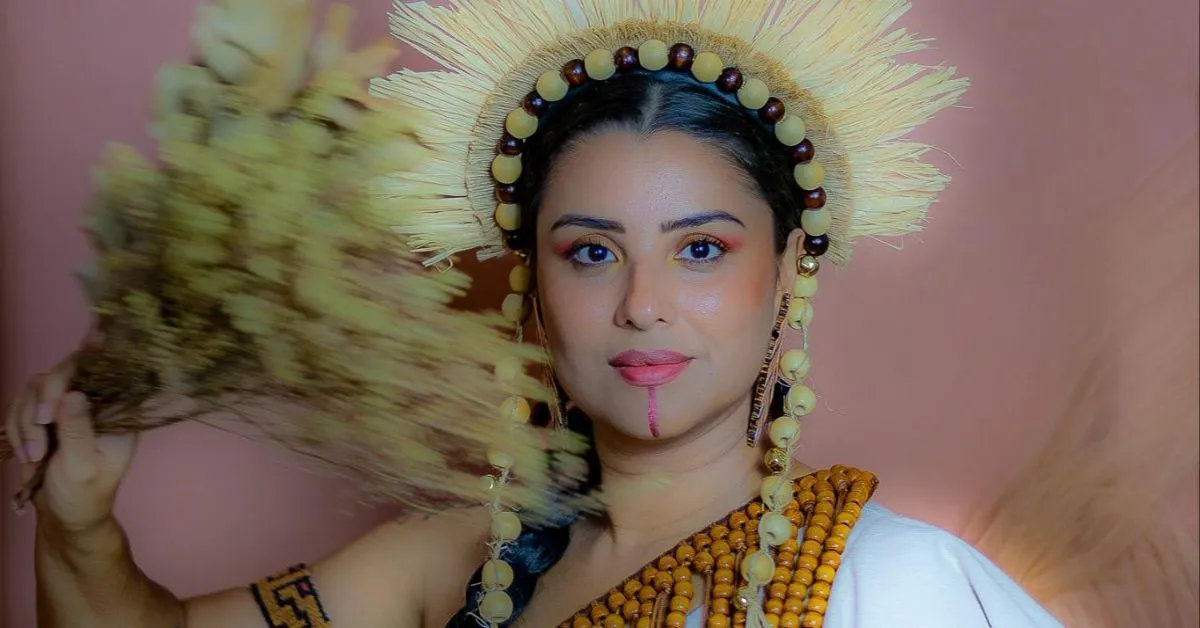 O clipe é descrito por Stella como uma “oferenda visual”, um reencontro com saberes que atravessam gerações.