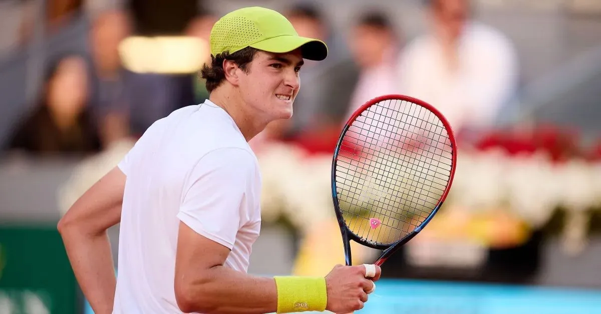 Aos 18 anos, brasileiro domina ex-top 10 Hurkacz e se torna o mais jovem do país a vencer em Paris na Era Aberta.