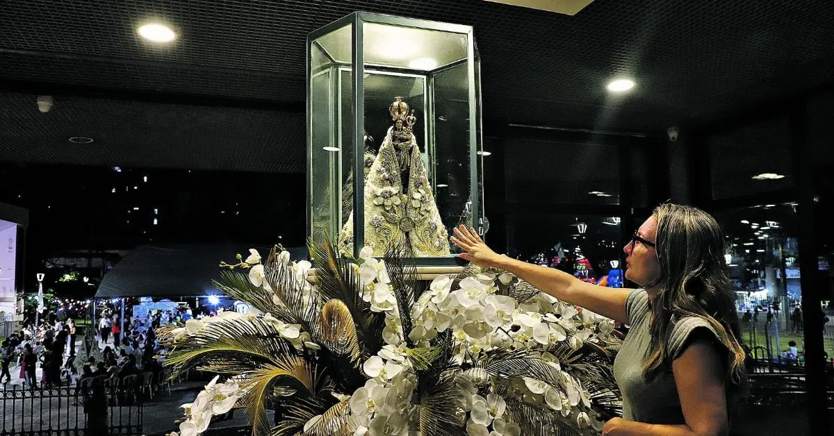 Presença da imagem peregrina de Nossa Senhora no andor da Praça Santuário emocionou os devotos