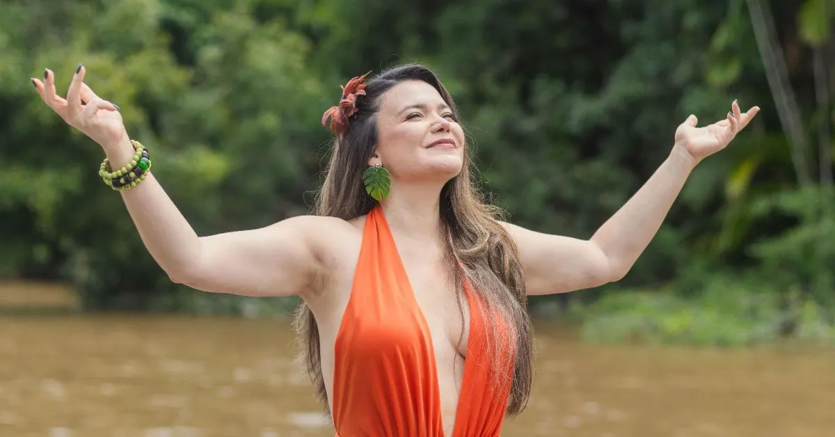 A faixa tem início com sons da natureza e evolui para o ritmo do carimbó, com arranjos pensados para ser a música de abertura dos shows da artista.