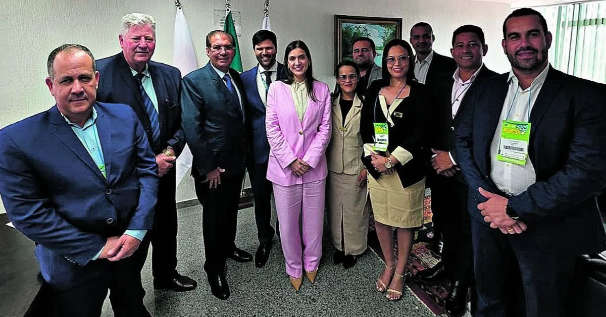 O senador no gabinete com prefeito de Placas e comitiva