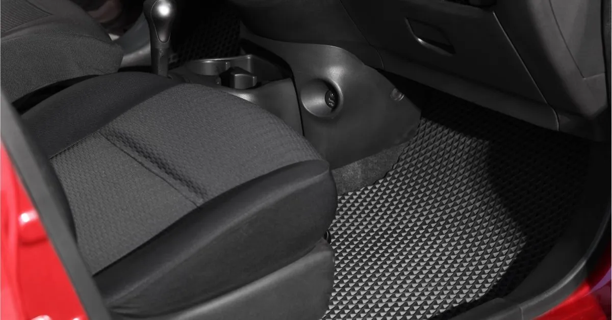 Truque simples para limpar o tapete do carro sem aspirador, usando itens que você já tem em casa.