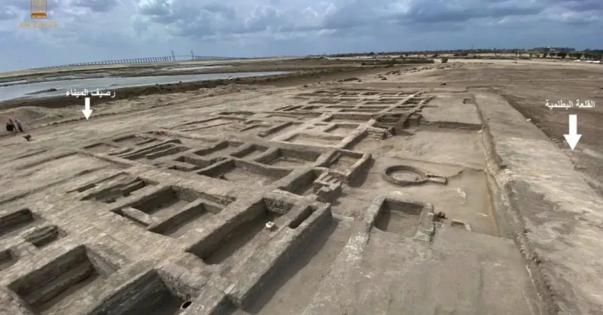 Além dos círculos de plantio, os arqueólogos também identificaram outras estruturas no local, incluindo alojamentos que teriam abrigado soldados e, possivelmente, suas famílias.