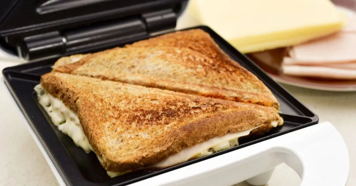 É possível ver que restos de alimentos como pão, queijo e pedaços queimados acabam grudando no objeto, por isso é preciso saber a forma correta de limpar a sanduicheira.
