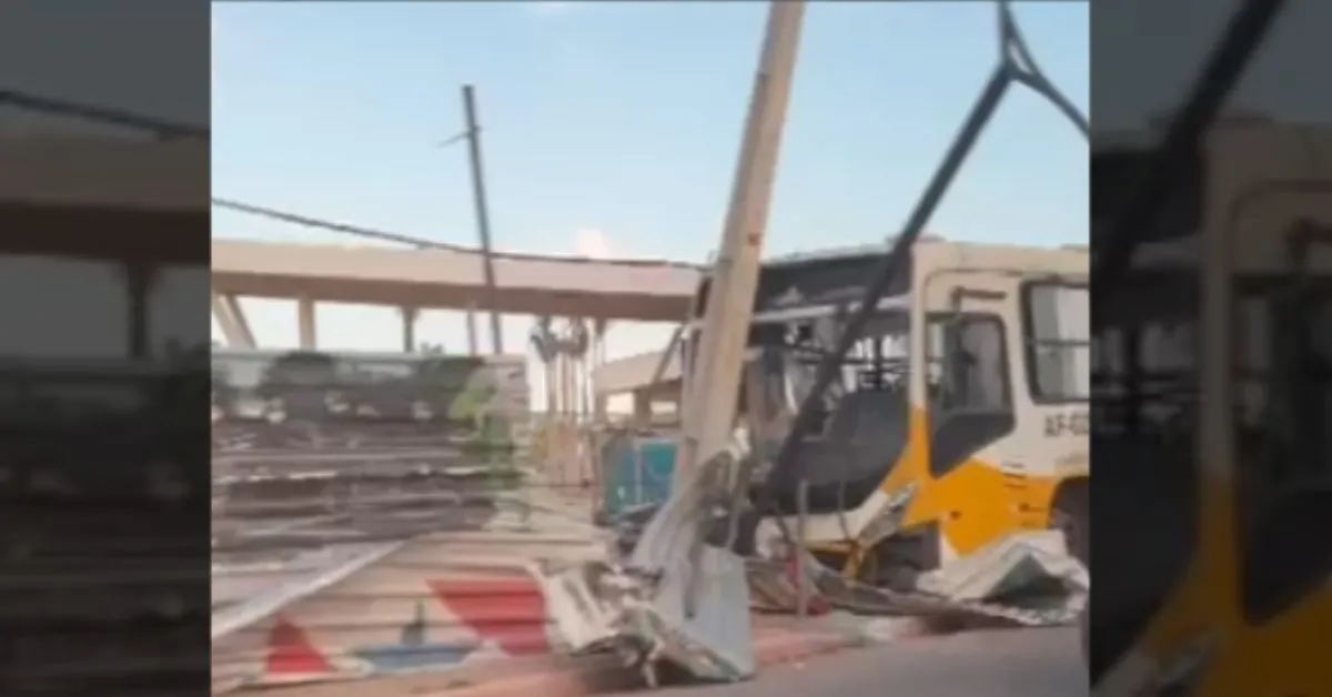 Acidente com ônibus causa caos no trânsito da Avenida Senador Lemos na tarde deste sábado (31).