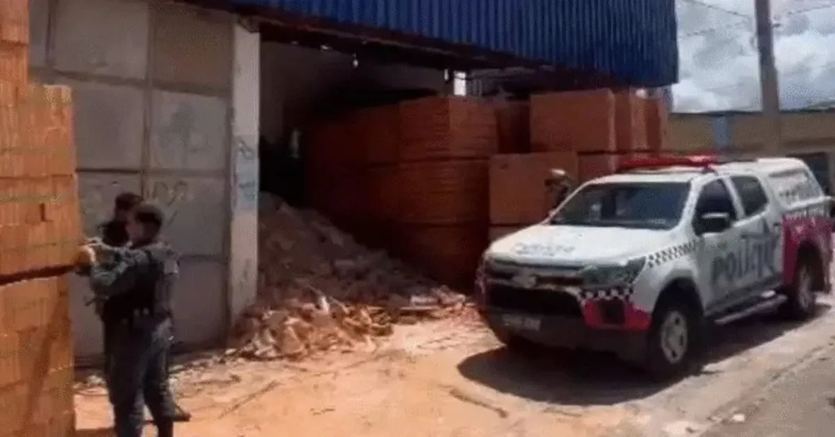 Moradores do local afirmaram sentir um forte odor vindo da vítima a acionaram a Polícia Militar.
