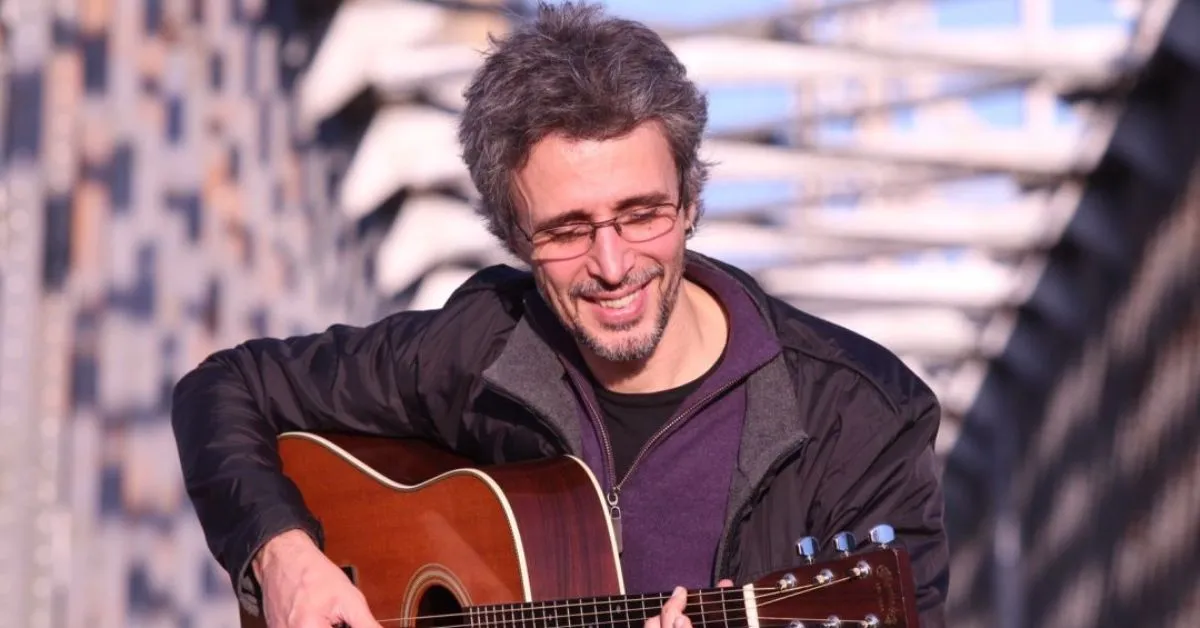 Com uma trajetória marcada pela sofisticação musical, Vitor Ramil já teve suas obras interpretadas por ícones como Mercedes Sosa, Caetano Veloso, Milton Nascimento, Ney Matogrosso e Gal Costa.