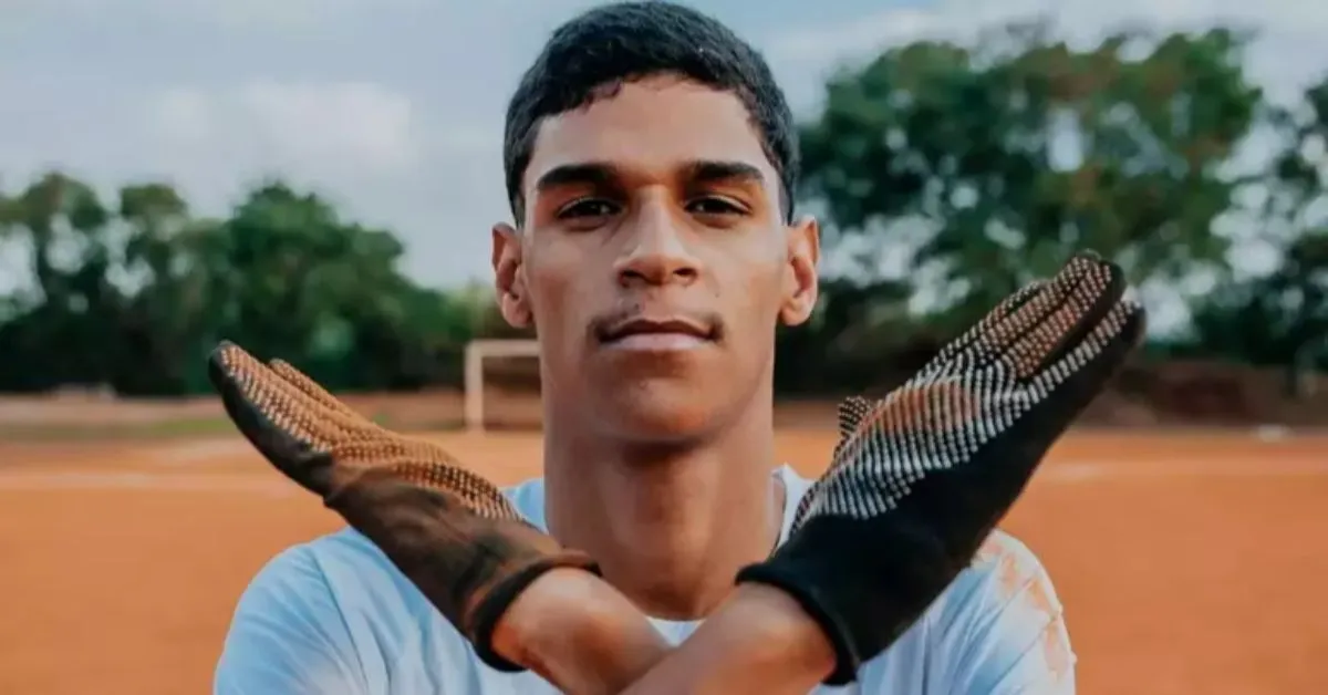 Luva de Pedreiro é chamado de corno e ameaça seguidor de morte em live nas redes sociais.
