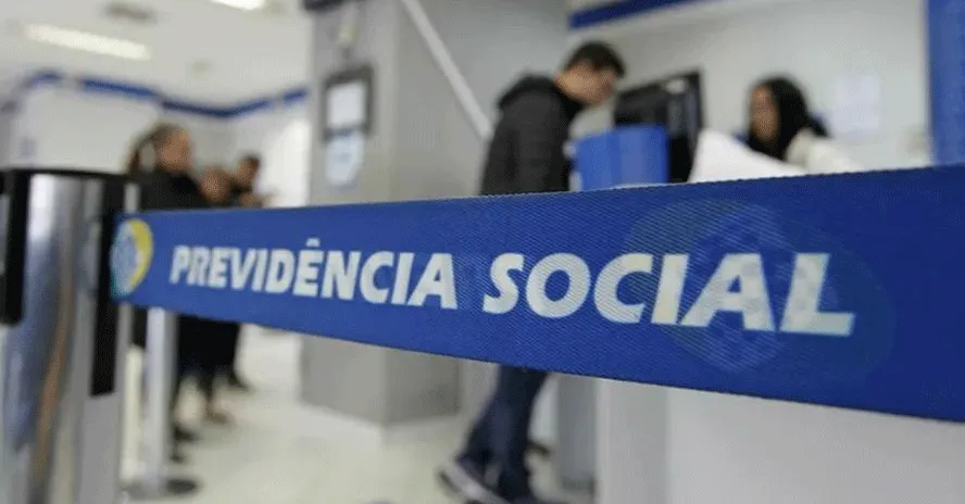 Descontos indevidos foram mantidos em abril, mesmo após bloqueio e investigação da Polícia Federal.