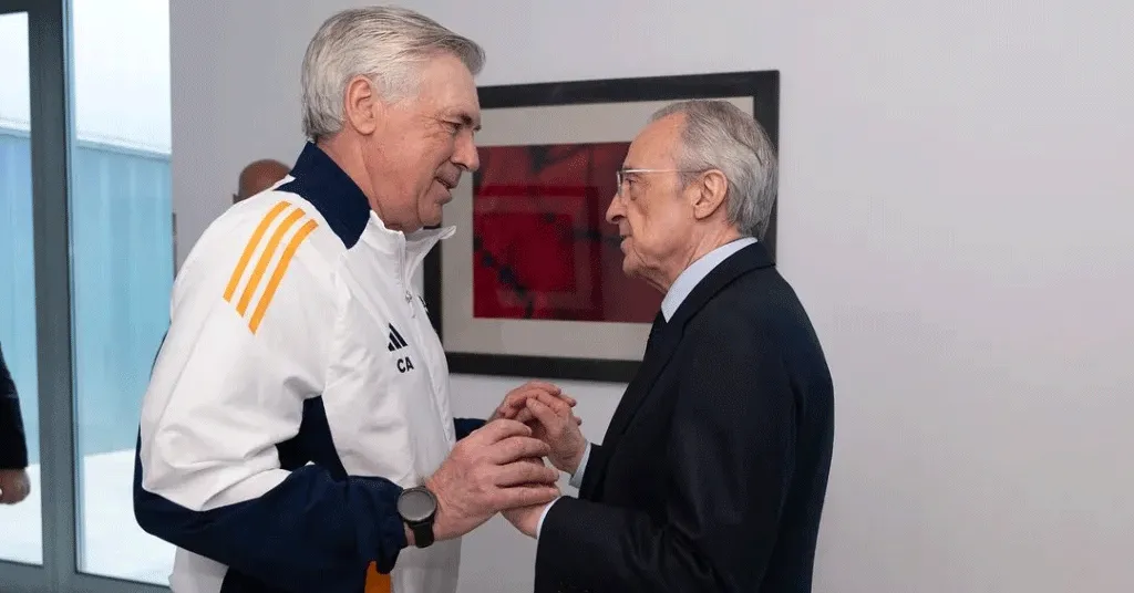 Carlo Ancelotti e Florentino Pérez se cumprimentam antes da final da Copa do Rei.