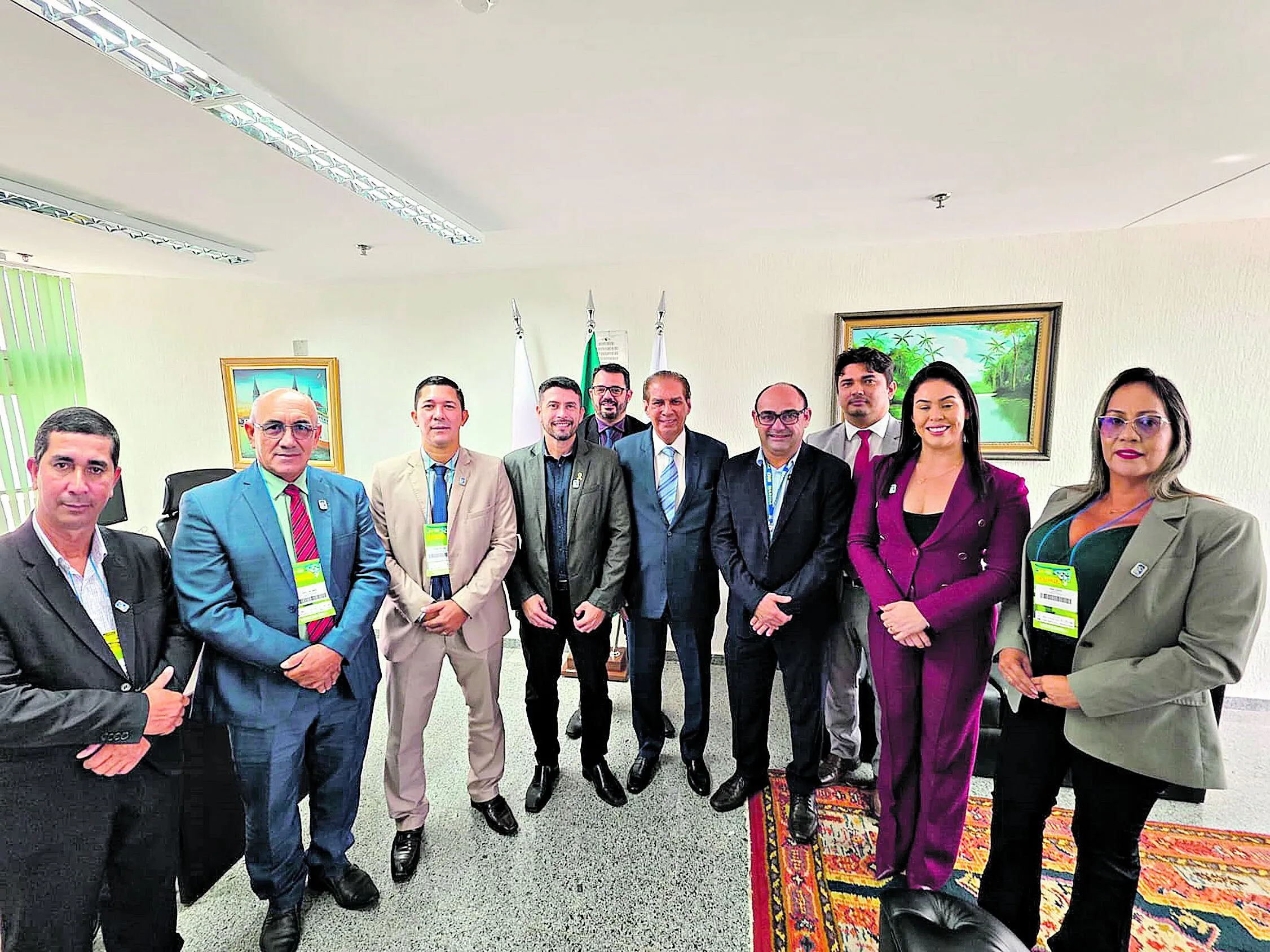 O prefeito Estrela Nogueira, de Augusto Corrêa, com a vice-prefeita Gelzi Araújo e vereadores durante visita ao senador Jader.