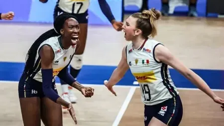 Jogadoras italianas celebram ponto contra o Brasil