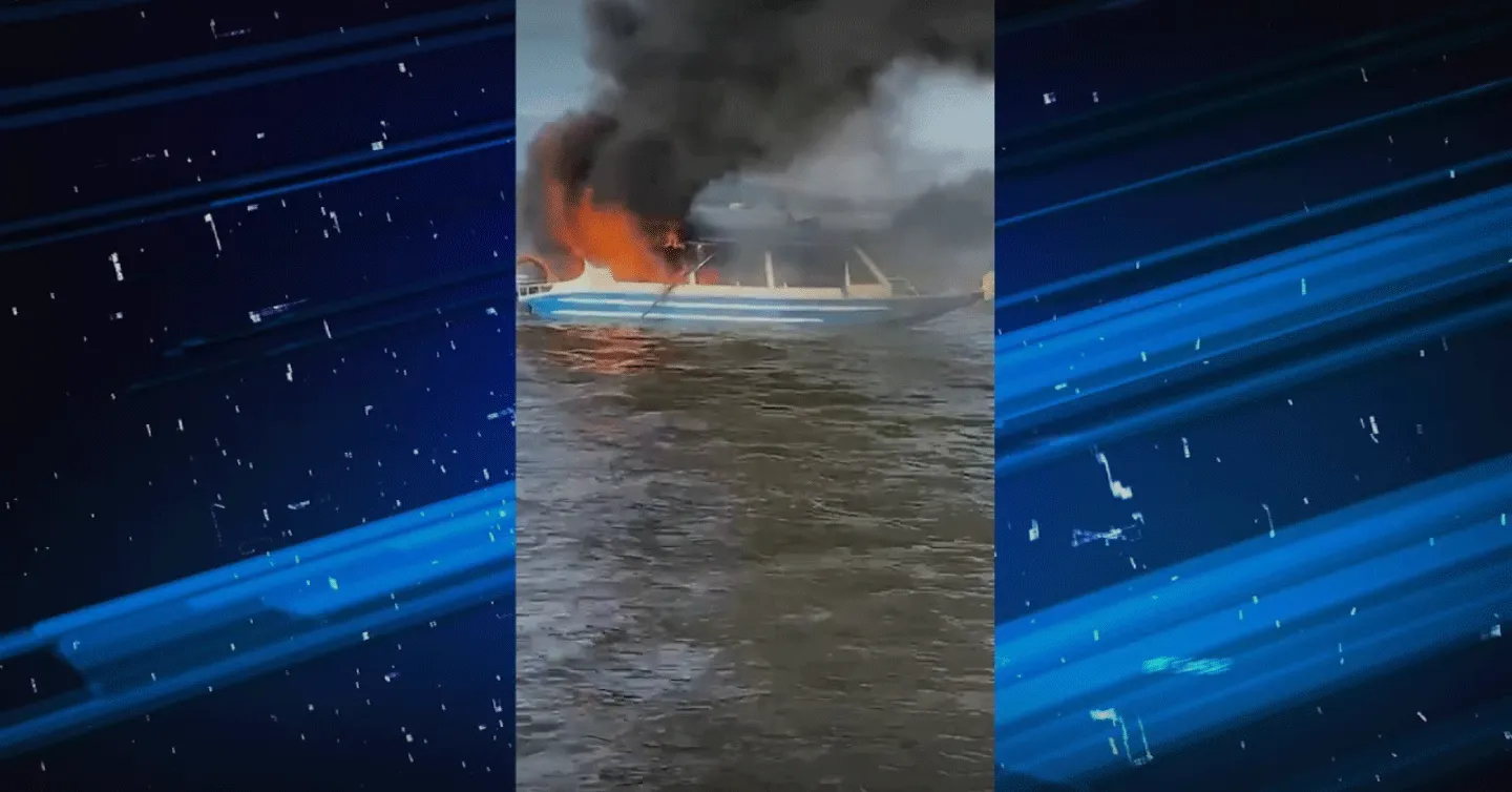 As chamas que engoliram a embarcação assustaram quem passava pela orla de Itaituba, na última segunda-feira (12).