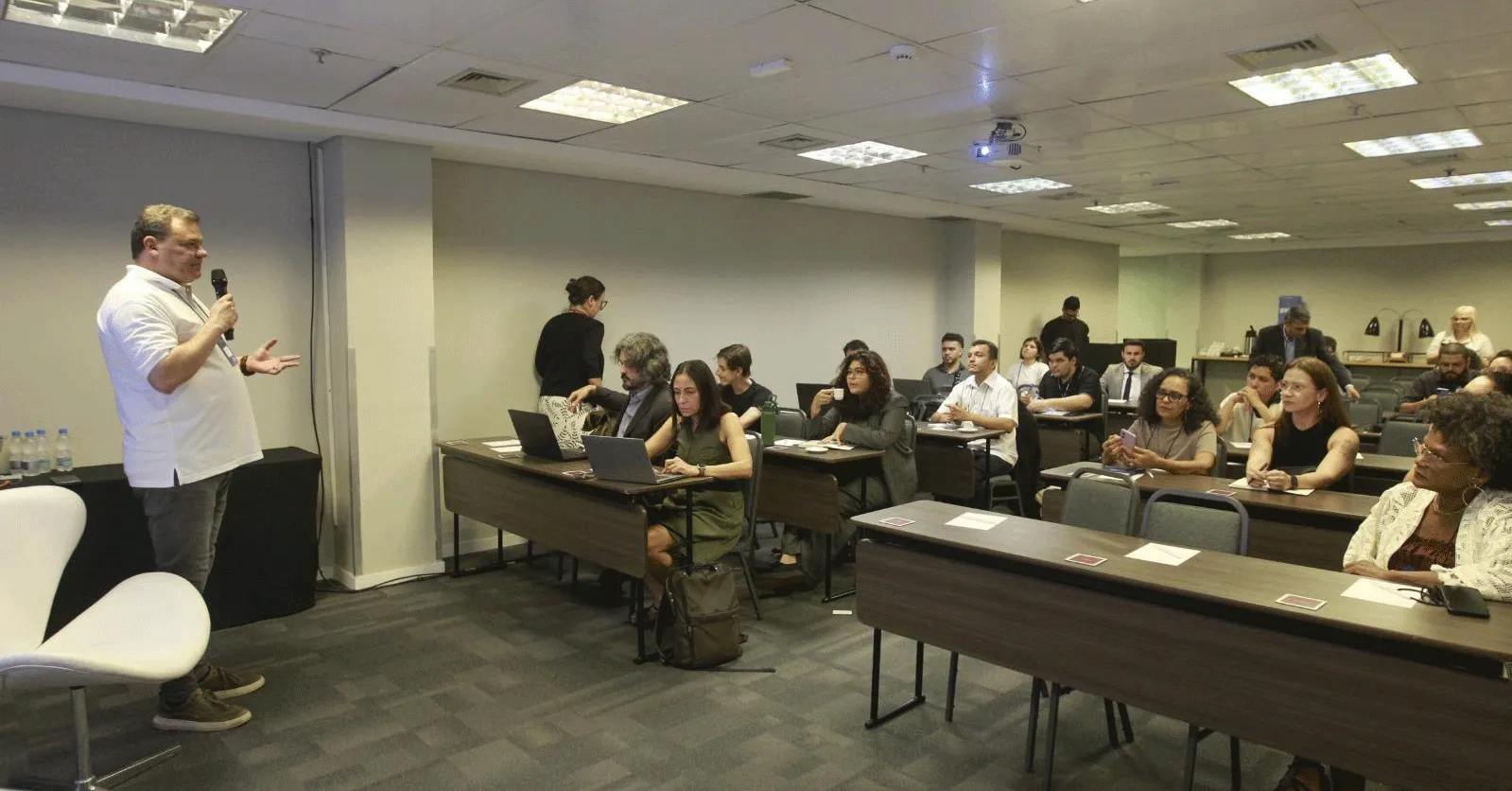 O jornalista Leandro Mazzini foi responsável pela abertura do seminário.