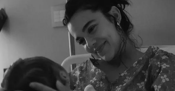 A artista reconheceu a complexidade da maternidade, parabenizando todas as mães por essa jornada desafiadora.