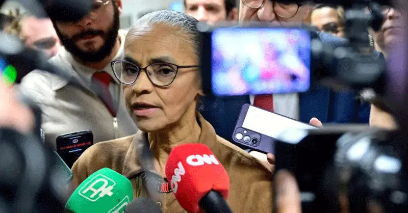 Ministra exigiu retratação pelas ofensas e deixou a sessão após o parlamentar se recusar a pedir desculpas.