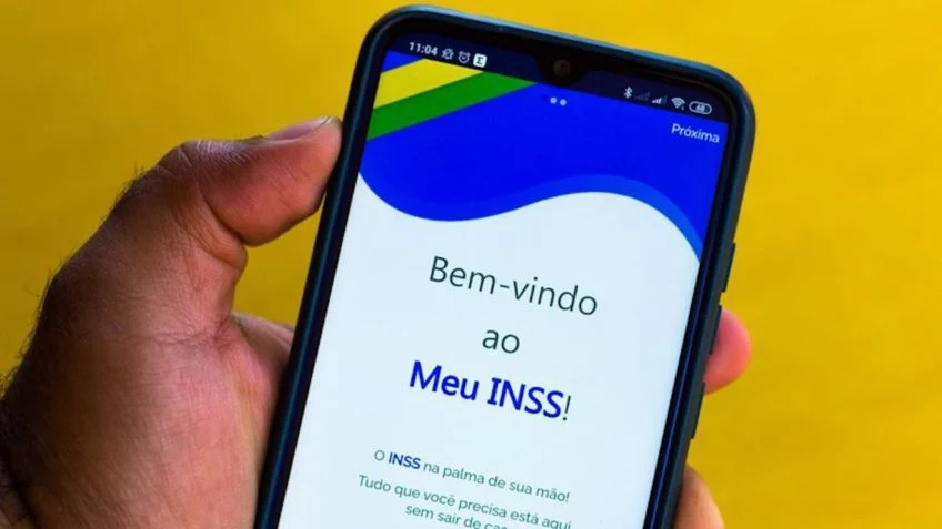 INSS determina bloqueio de novos empréstimos consignados para proteger aposentados e pensionistas de fraudes. Entenda as mudanças e como se resguardar.