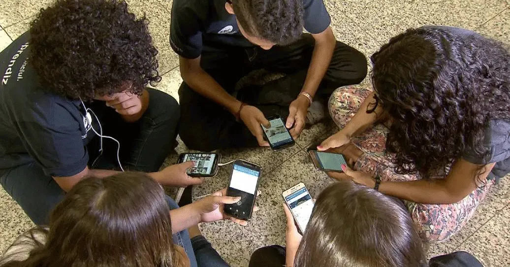 O Movimento Desconecta propõe infância sem celular até os 14 anos e redes sociais só após os 16.