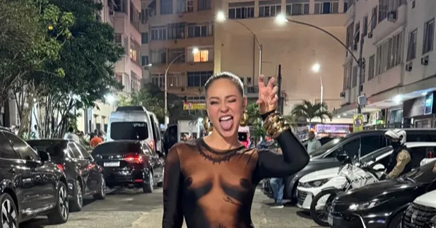 Atriz ousou com o look despojado no último sábado (3).