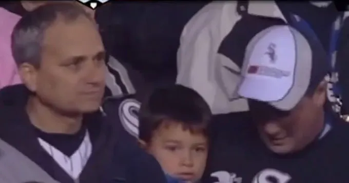 Uma imagem do recém-nomeado Papa Leão XIV no meio da torcida durante uma partida em Chicago viralizou nas redes sociais.