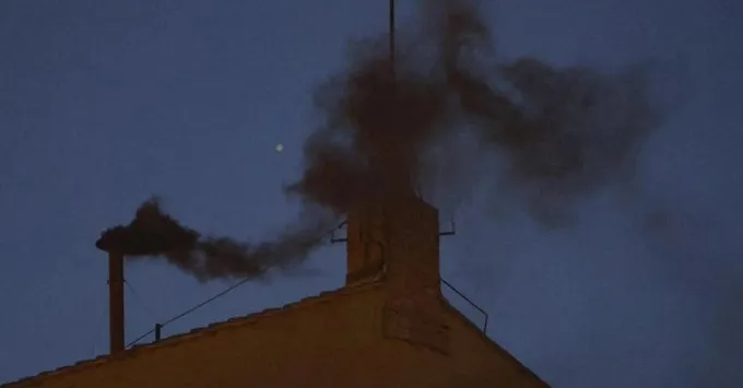 Às 11h (horário de Brasília), os cardeais devem retornar à Capela Sistina, onde farão orações e continuarão o conclave. Serão mais duas sessões de voto, se necessário.