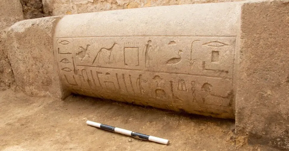 Porta gigantesca de 4.400 anos revela túmulo de príncipe egípcio.
