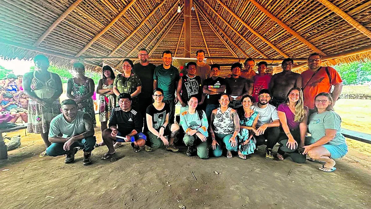Leandro Juen e equipe de pesquisadores em atualçao junto aos povos originários.