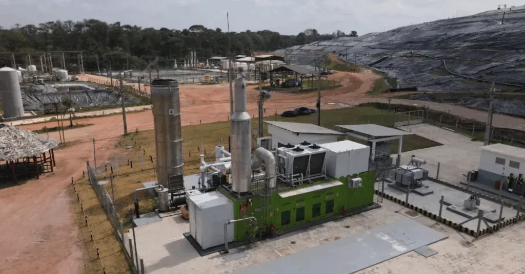 Atualmente, cerca de 40 mil toneladas de resíduos são recebidas, mensalmente, no aterro sanitário de Marituba. Porém, parte do composto de gases gerados pela decomposição dessa grande quantidade de lixo, hoje, é transformada em energia.