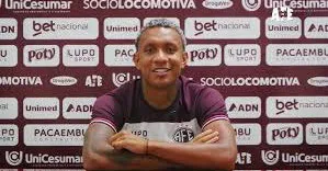 Wesley Pomba durante apresentação à Ferroviária, em março deste ano.